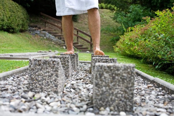 Begehung des Fuß Fit Parcours mit therapeutischer Begleitung